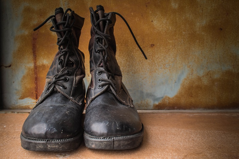 pentingnya sepatu safety dalam pekerjaan lapangan