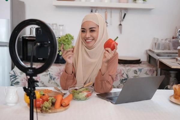 Sebutkan 3 Keuntungan Menjadi Food Vlogger untuk Membuka Peluang Karir Digital